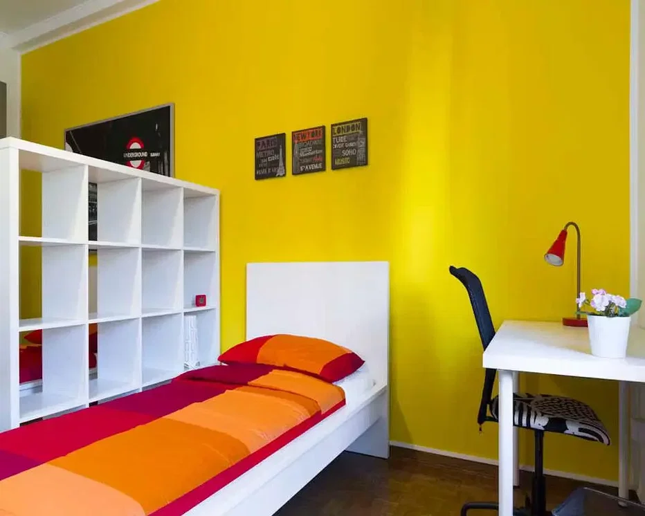 Schlafzimmer; tageslicht, holzboden
