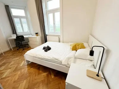 Slaapkamer; houten vloer, natuurlijk licht