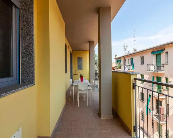 Balkon; výhled, dlažba, přirozené světlo