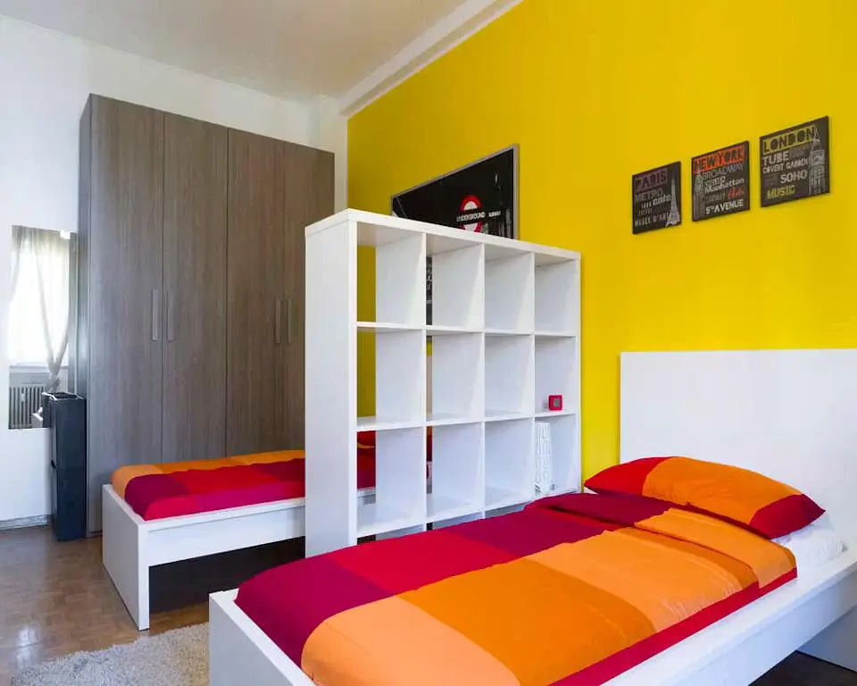 Schlafzimmer; holzboden, tageslicht