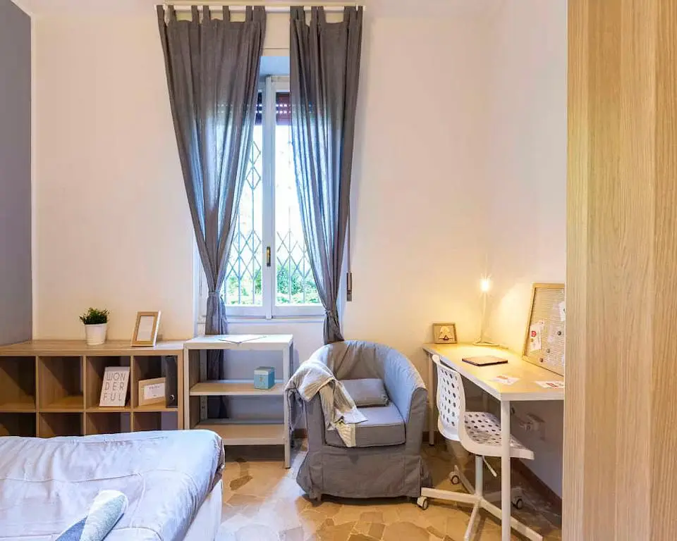 Chambre; lumière naturelle, parquet