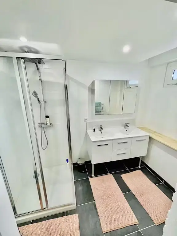 Badezimmer; fliesenboden, renoviert, tageslicht