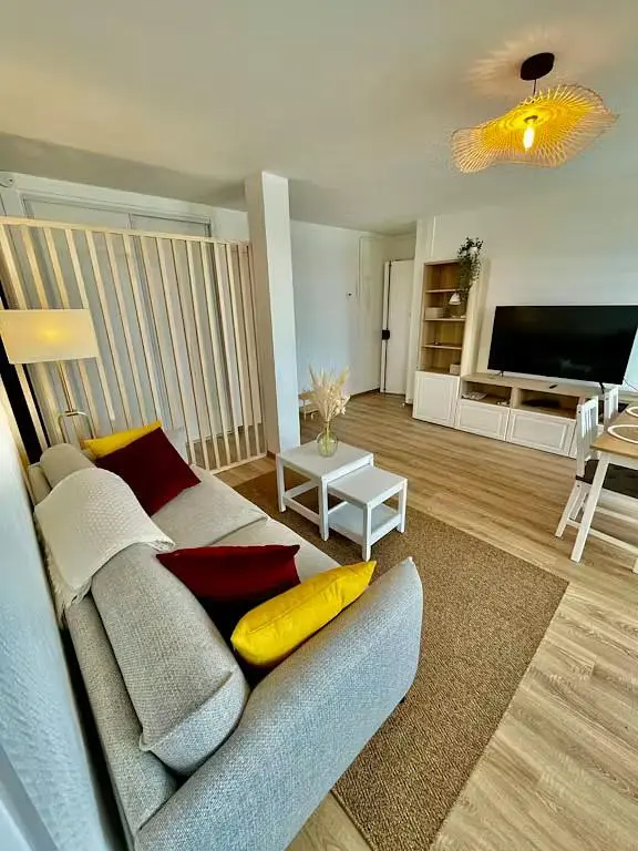Wohnzimmer; holzboden, tageslicht, moderner stil