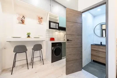 Kuchyně; kuchyňské spotřebiče, dlažba, přirozené světlo, moderní styl