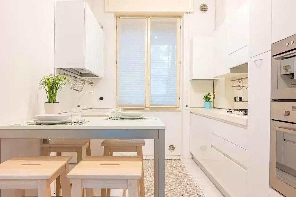 Keuken; keukenapparatuur, tegelvloer, natuurlijk licht, moderne stijl