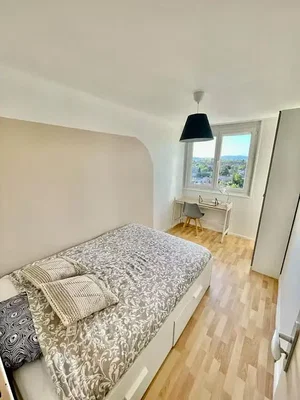 Schlafzimmer; tageslicht, holzboden