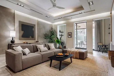 Wohnzimmer; tageslicht, moderner stil, holzboden
