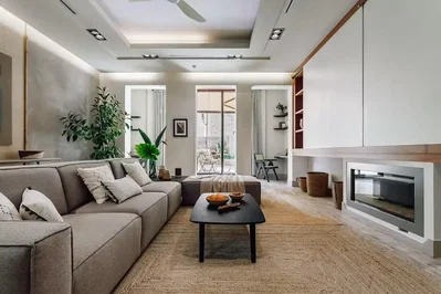 Salon; lumière naturelle, parquet, style moderne, cheminée, rénové