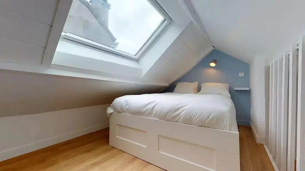 Schlafzimmer; holzboden, tageslicht