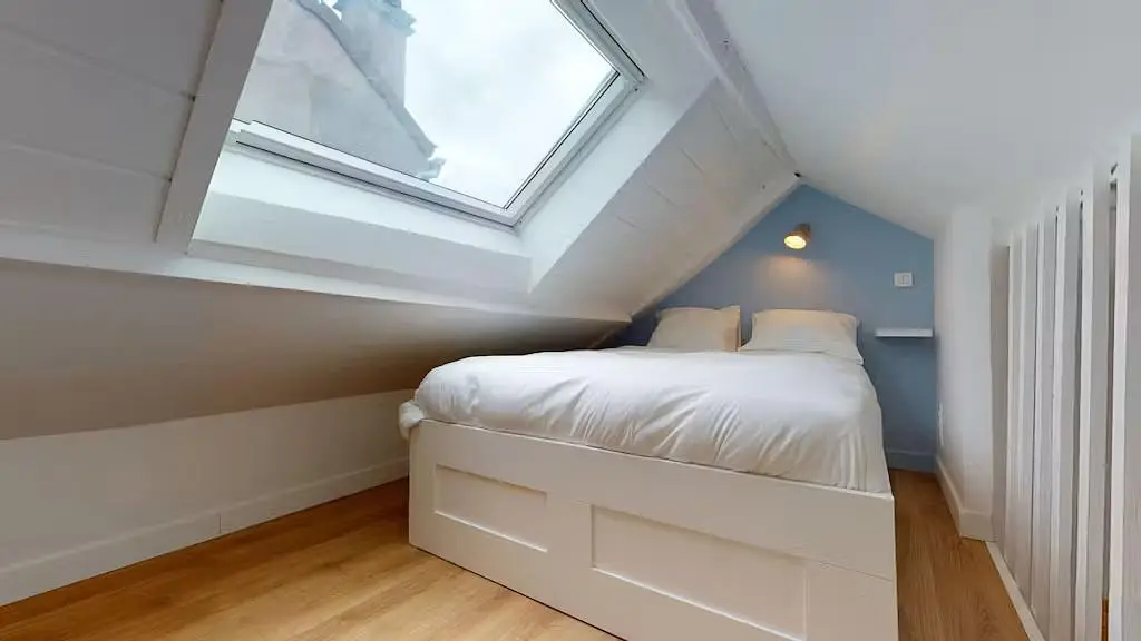 Schlafzimmer; holzboden, tageslicht