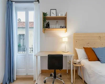 Ložnice; dřevěná podlaha, přirozené světlo, moderní styl