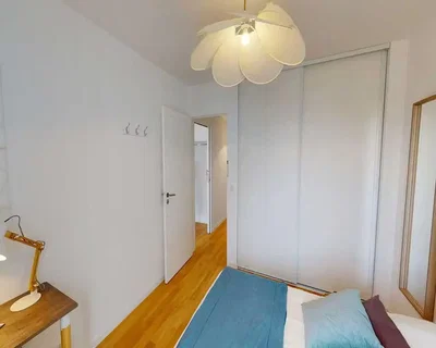 Schlafzimmer; holzboden, tageslicht