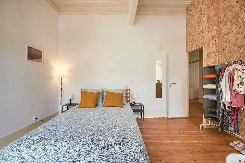 Schlafzimmer; holzboden, tageslicht