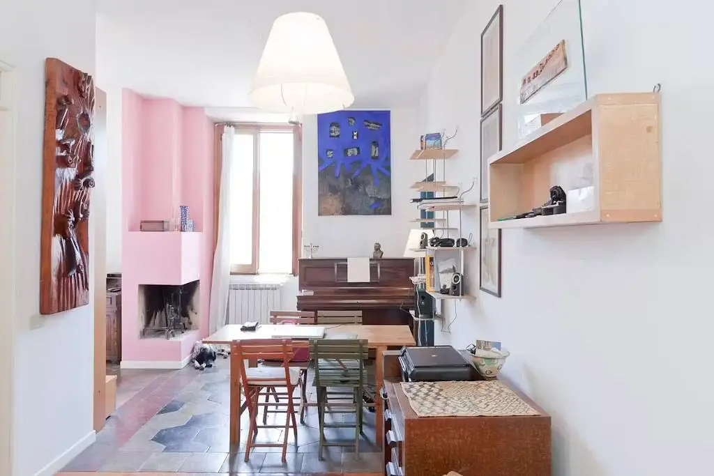 Salon; lumière naturelle, style rustique, cheminée, parquet