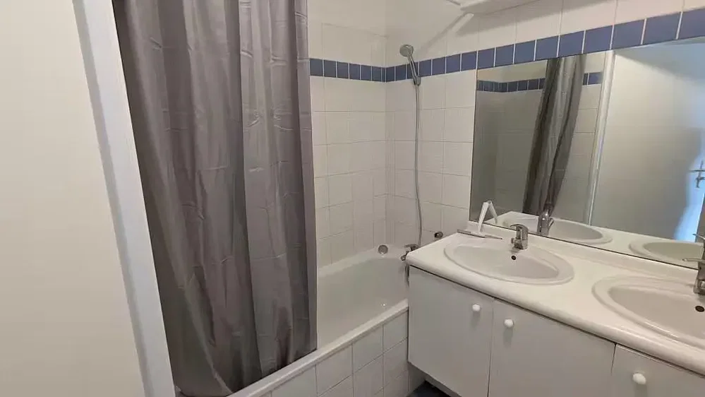 Badezimmer; fliesenboden, renovierungsbedürftig
