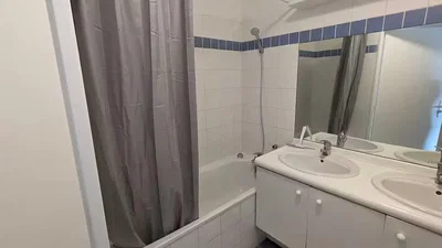 Badezimmer; fliesenboden, renovierungsbedürftig
