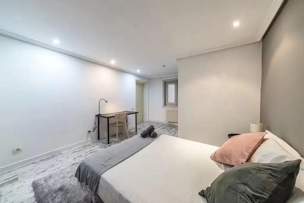 Chambre; lumière naturelle, nécessite rénovation