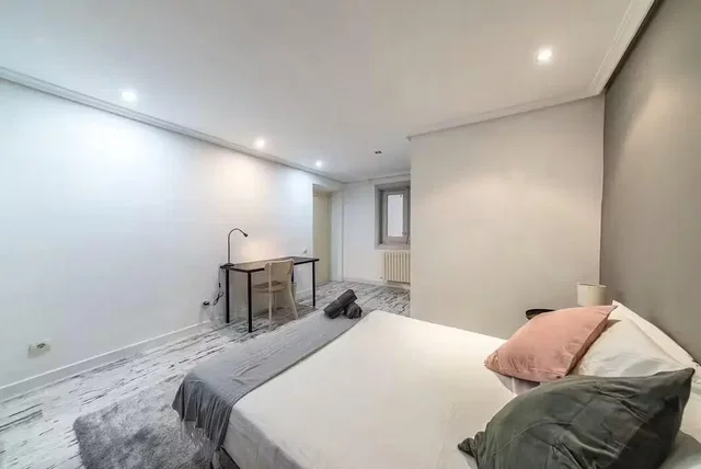 Chambre; lumière naturelle, nécessite rénovation