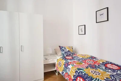Schlafzimmer; tageslicht, holzboden