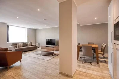 Wohnzimmer; tageslicht, holzboden, moderner stil