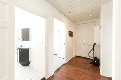 Vestiaire; parquet, carrelage, lumière naturelle
