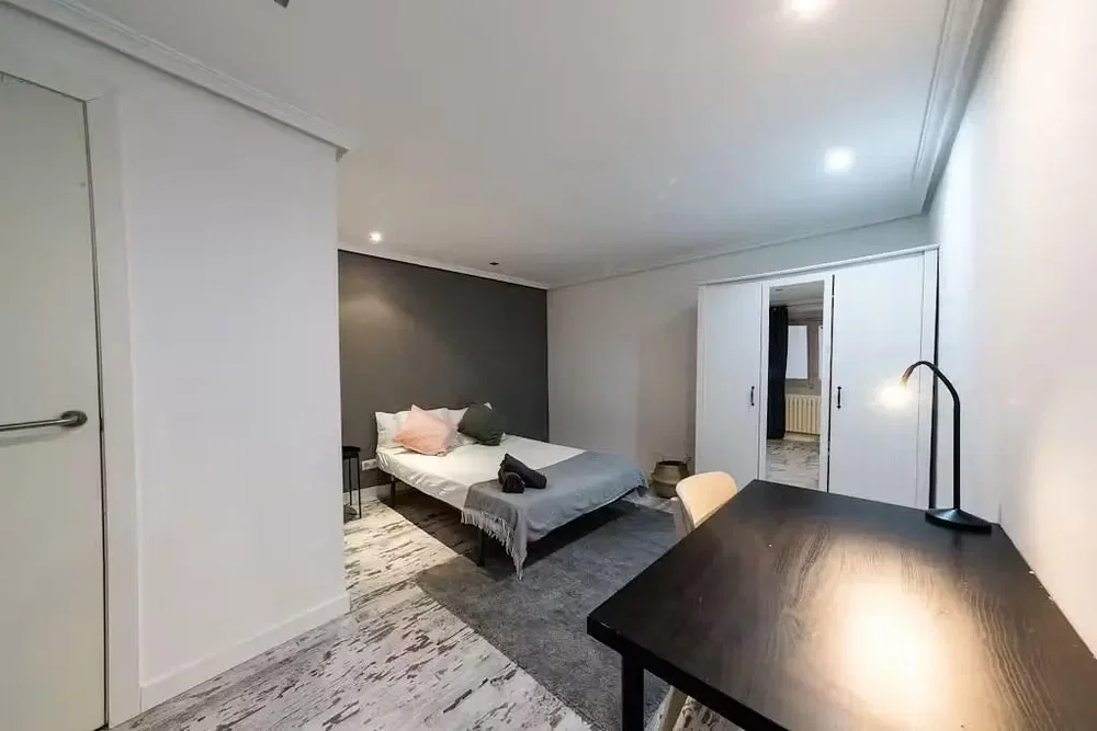 Chambre; lumière naturelle, parquet, style moderne