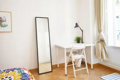Schlafzimmer; tageslicht, holzboden