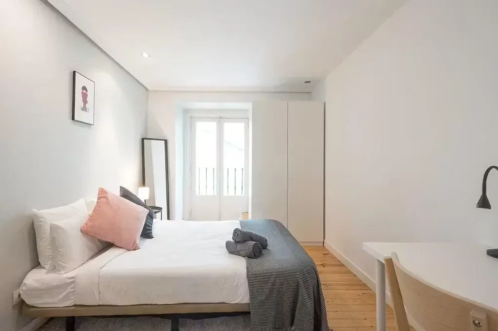 Schlafzimmer; holzboden, tageslicht