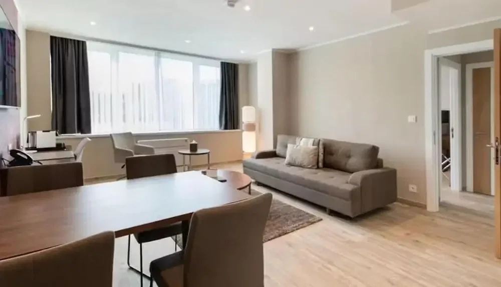 Wohnzimmer; tageslicht, holzboden, moderner stil