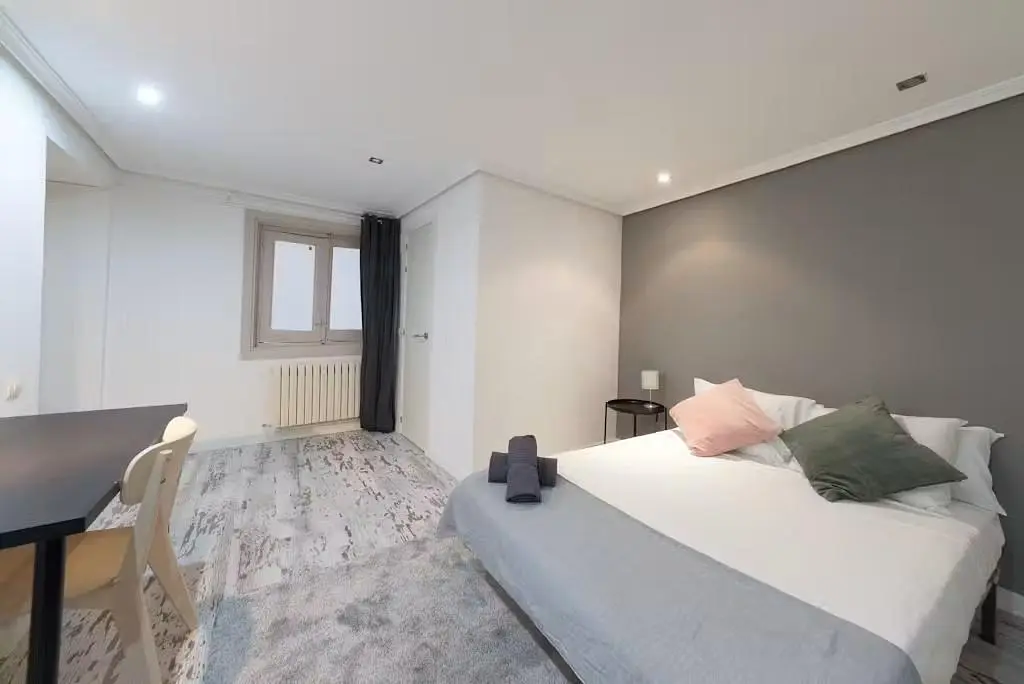 Chambre; lumière naturelle, carrelage