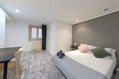 Chambre; lumière naturelle, carrelage