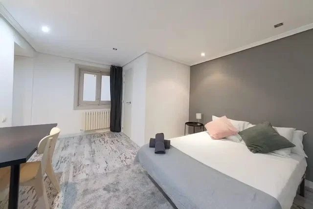Chambre; lumière naturelle, carrelage