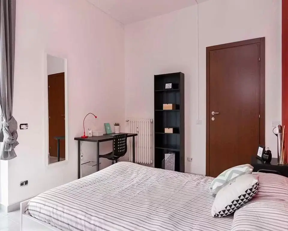 Schlafzimmer; tageslicht, holzboden