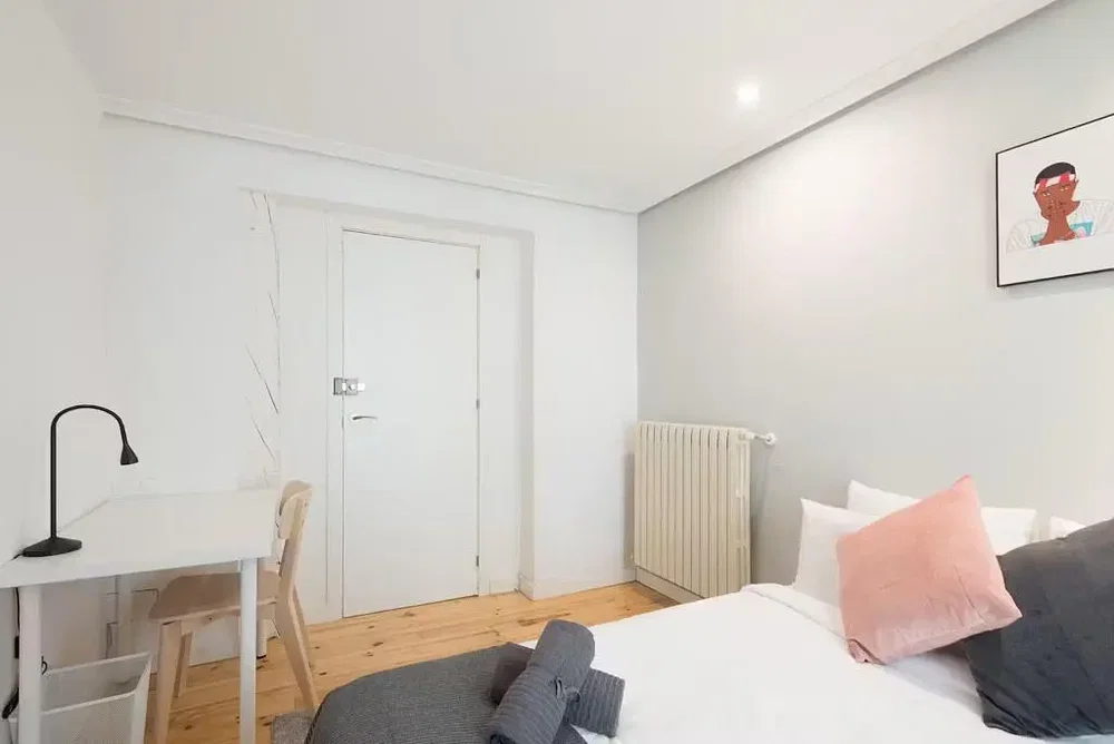 Schlafzimmer; holzboden, tageslicht