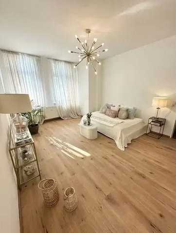 Wohnzimmer; holzboden, tageslicht