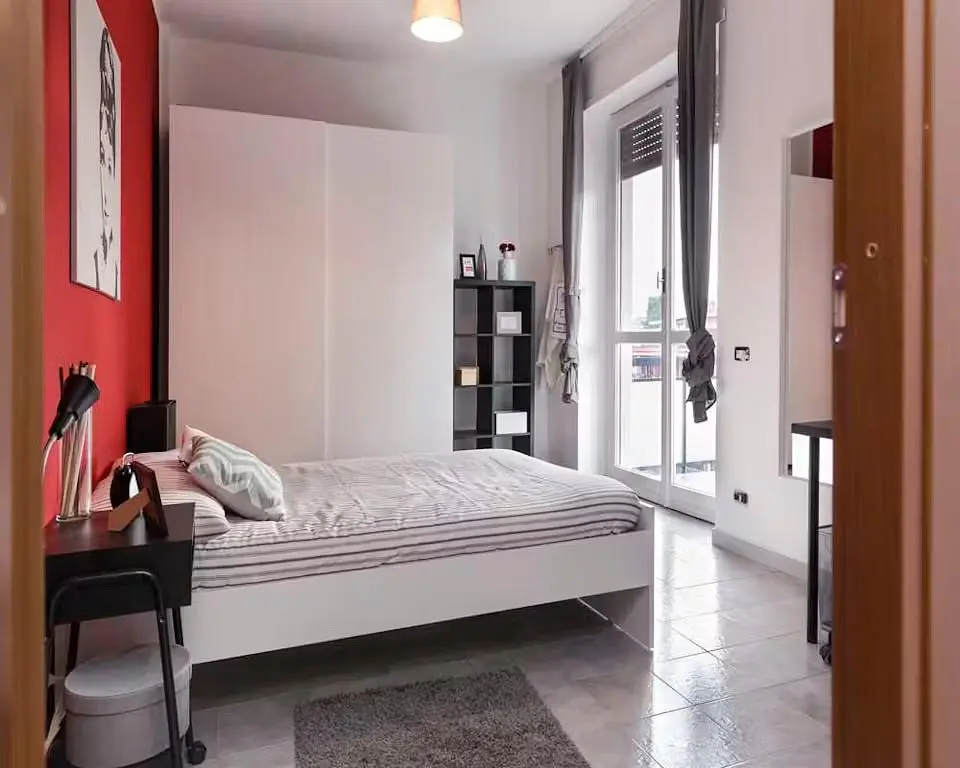 Schlafzimmer; fliesenboden, tageslicht