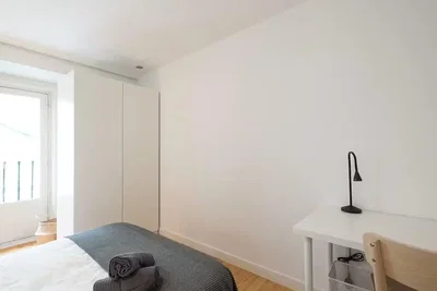 Schlafzimmer; tageslicht, holzboden
