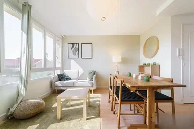 Wohnzimmer; tageslicht, holzboden, moderner stil
