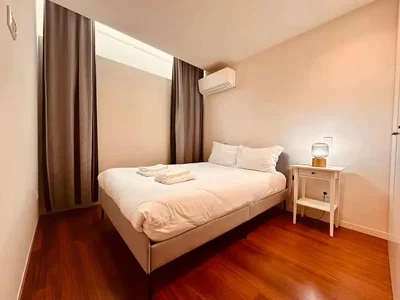 Schlafzimmer; holzboden, tageslicht, renoviert