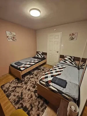 Schlafzimmer; holzboden, tageslicht