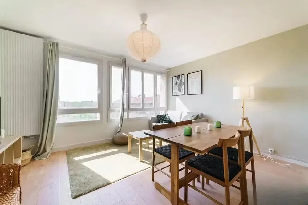 Wohnzimmer; tageslicht, holzboden, moderner stil