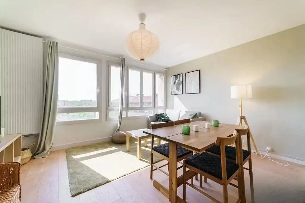 Wohnzimmer; tageslicht, holzboden, moderner stil