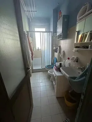 Toilette; fliesenboden, renovierungsbedürftig, tageslicht