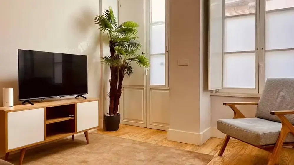 Dnevna soba; drveni pod, prirodno svjetlo, moderni stil