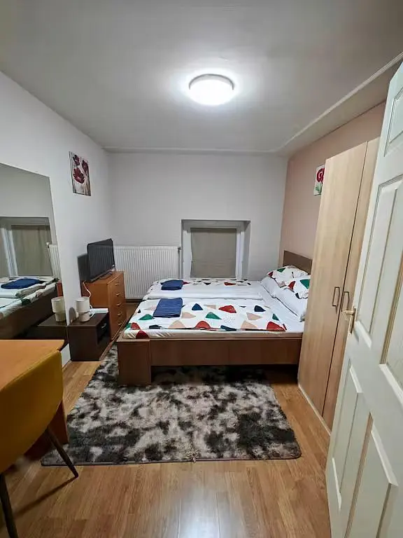 Schlafzimmer; holzboden, tageslicht