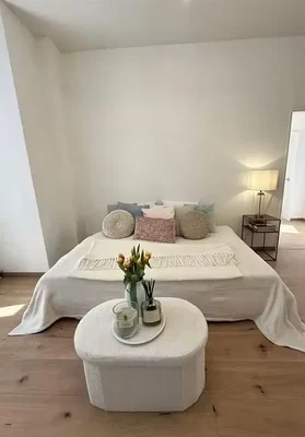 Schlafzimmer; holzboden, tageslicht