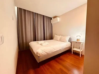 Schlafzimmer; holzboden, tageslicht
