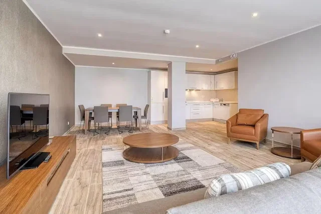 Wohnzimmer; holzboden, tageslicht, moderner stil