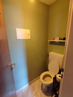Toilette; fliesenboden