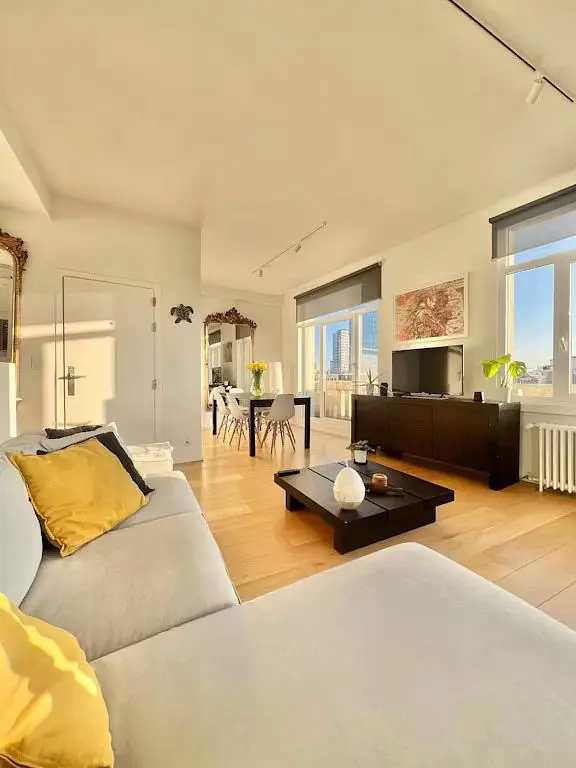 Soggiorno; luce naturale, pavimento in legno, stile moderno